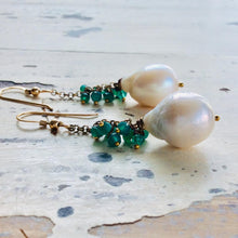 Carica l&#39;immagine nel visualizzatore di Gallery, White Baroque Pearls Dangle Earrings, Women Green Onyx Earrings
