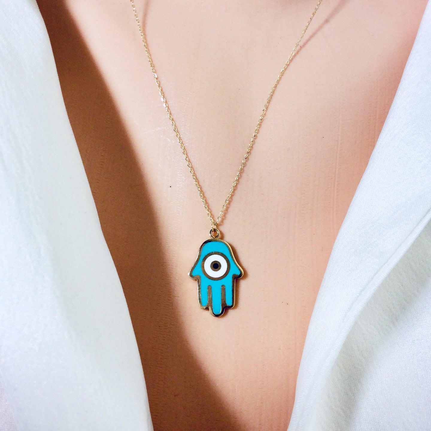 Collier avec pendentif en or massif 18 carats et émail Hamsa, 45,7 cm de long