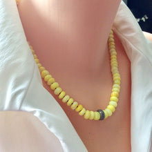 Charger l&#39;image dans la galerie, Collier de perles d&#39;opale jaune naturelle, collier pavé de diamants

