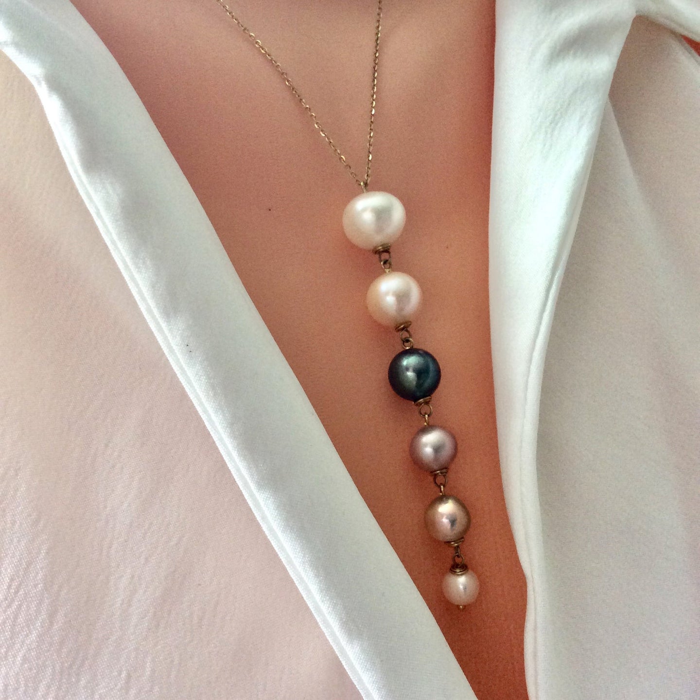 Collier en or massif 18 carats avec perles graduées et or jaune, pendentif en cascade de perles
