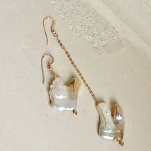 Cargar imagen en el visor de la galería, Mismatched Keshi Pearl Drop Earrings with Pink Cubic Zirconia Bezel, Gold Filled
