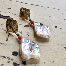 Cargar imagen en el visor de la galería, Chunky Baroque Pearls Gold Earrings with Turquoise &amp; Coral
