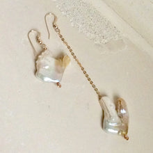 Charger l&#39;image dans la galerie, Mismatched Keshi Pearl Drop Earrings with Pink Cubic Zirconia Bezel, Gold Filled
