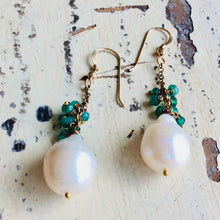 Lade das Bild in den Galerie-Viewer, White Baroque Pearls Dangle Earrings, Women Green Onyx Earrings
