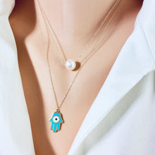 Charger l&#39;image dans la galerie, Collier avec pendentif en or massif 18 carats et émail Hamsa, 45,7 cm de long
