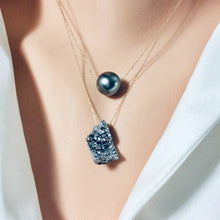 Charger l&#39;image dans la galerie, Pendentif en or massif 18 carats avec quartz druzy brut, pendentif flottant sur chaîne en or massif, 45,7 cm de long
