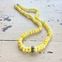 Charger l&#39;image dans la galerie, Collier de perles d&#39;opale jaune naturelle, collier pavé de diamants
