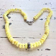 Charger l&#39;image dans la galerie, Collier de perles d&#39;opale jaune naturelle, collier pavé de diamants
