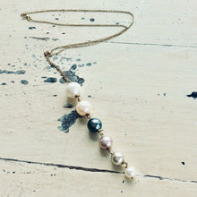Charger l&#39;image dans la galerie, Collier en or massif 18 carats avec perles graduées et or jaune, pendentif en cascade de perles
