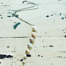 Carica l&#39;immagine nel visualizzatore di Gallery, Graduating Pearl &amp; Gold Necklace, Pearl Cascade Pendant, 18k Solid White Gold
