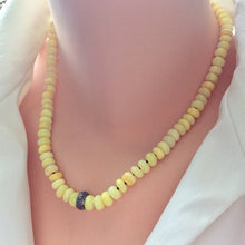 Charger l&#39;image dans la galerie, Collier de perles d&#39;opale jaune naturelle, collier pavé de diamants
