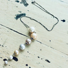 Cargar imagen en el visor de la galería, Graduating Pearl &amp; Gold Necklace, Pearl Cascade Pendant, 18k Solid White Gold
