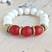 Carica l&#39;immagine nel visualizzatore di Gallery, White Wood and Sea Glass Stretchy Bracelet, Chunky Beaded Pebble Bracelet

