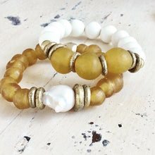 Charger l&#39;image dans la galerie, White Wood and Sea Glass Stretchy Bracelet, Chunky Beaded Pebble Bracelet
