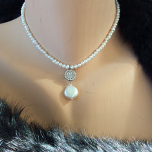 Cargar imagen en el visor de la galería, Minimalist Pearl Choker Charm Necklace

