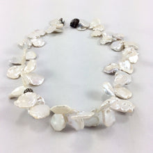 Cargar imagen en el visor de la galería, Petal Pearl &amp; Champagne Diamond Pave Necklace
