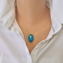 Charger l&#39;image dans la galerie, Pendentif croix turquoise minimaliste en or massif 18 carats sur chaîne fine
