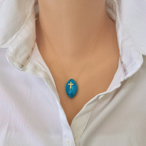 Pendentif croix turquoise minimaliste en or massif 18 carats sur chaîne fine