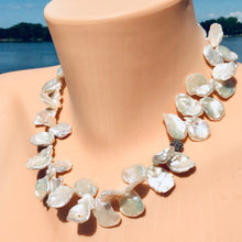 Cargar imagen en el visor de la galería, Petal Pearl &amp; Champagne Diamond Pave Necklace
