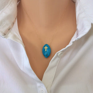 Pendentif croix turquoise minimaliste en or massif 18 carats sur chaîne fine