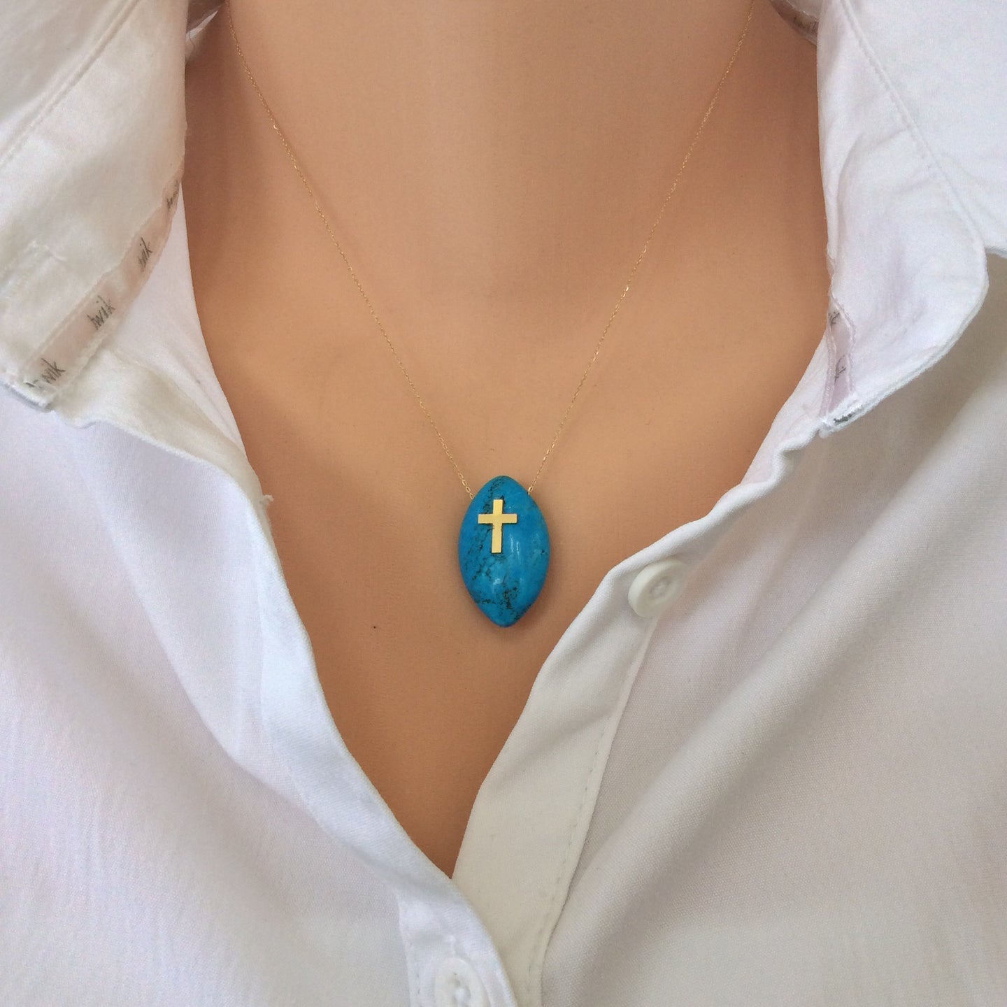 Pendentif croix turquoise minimaliste en or massif 18 carats sur chaîne fine