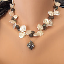 Cargar imagen en el visor de la galería, Solid Gold 18k Minimalist Druzy Quartz Floating Pendant on Gold Chain
